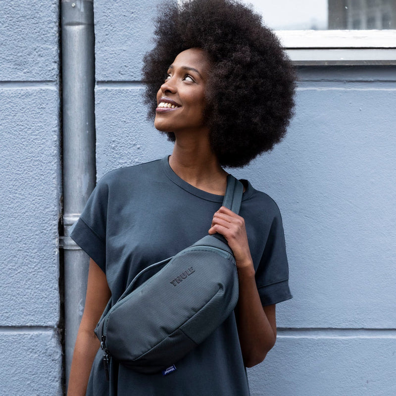 Bolsa Lateral Thule Subterra 2 Sling 3L Black — uso a tiracolo
