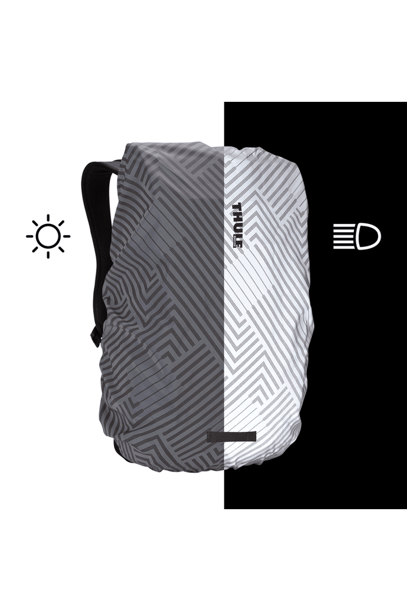 Capa Thule Paramount Silver — comparação oficial do revestimento refletivo sob luz; mochila ilustrativa