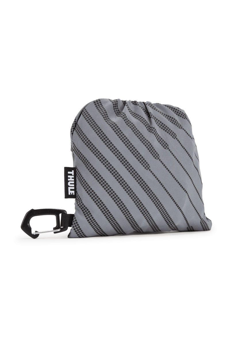 Capa de chuva Thule Paramount Silver compactada no bolso integrado