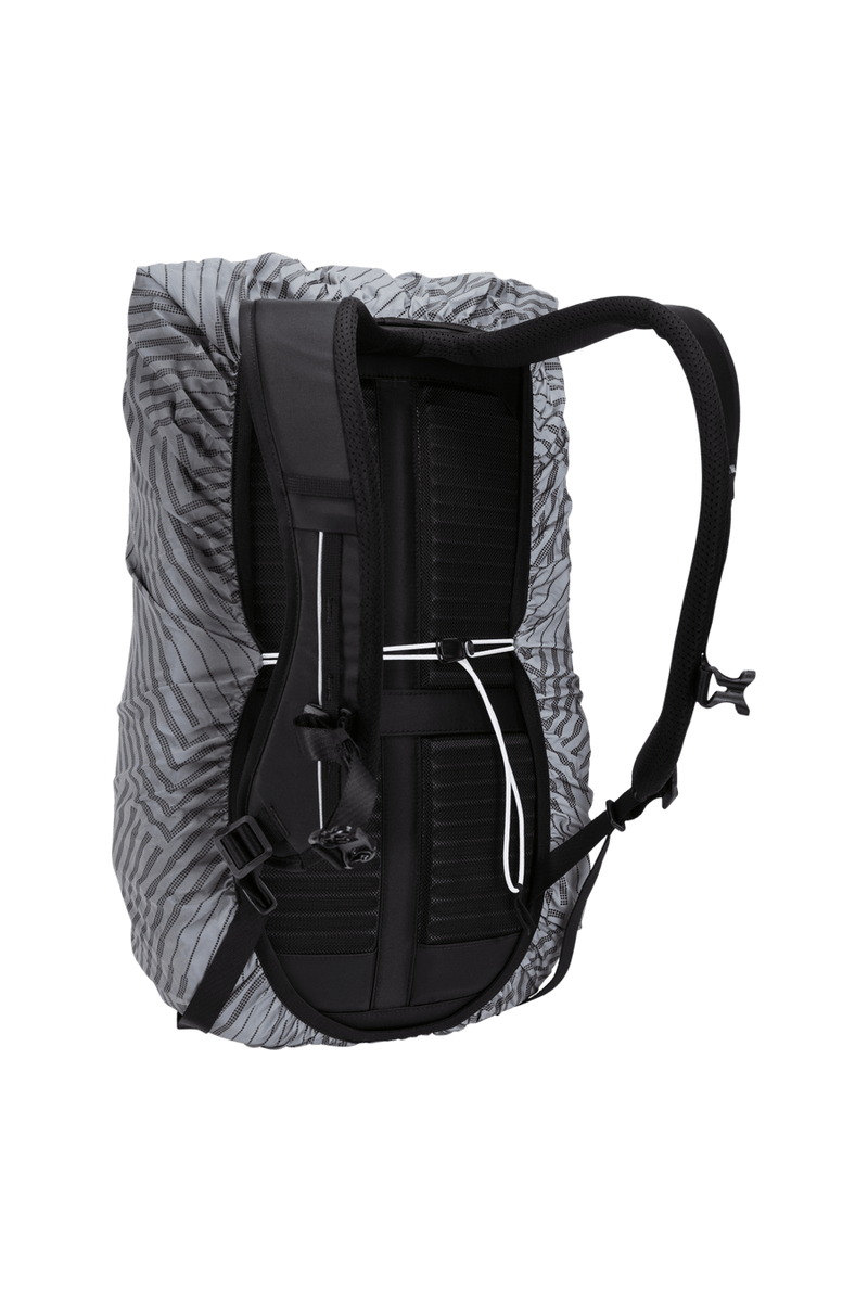 Capa de chuva Thule Paramount Silver aplicada à mochila — vista traseira; mochila ilustrativa